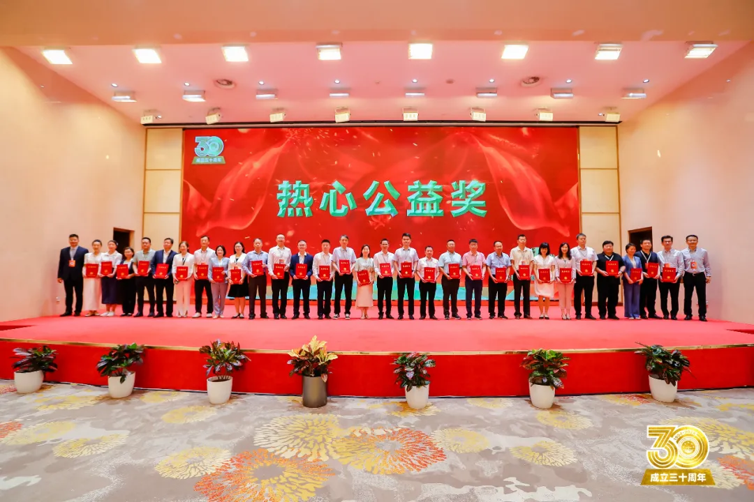 图片包括 室内, 桌子, 房间, 火形貌已自动天生